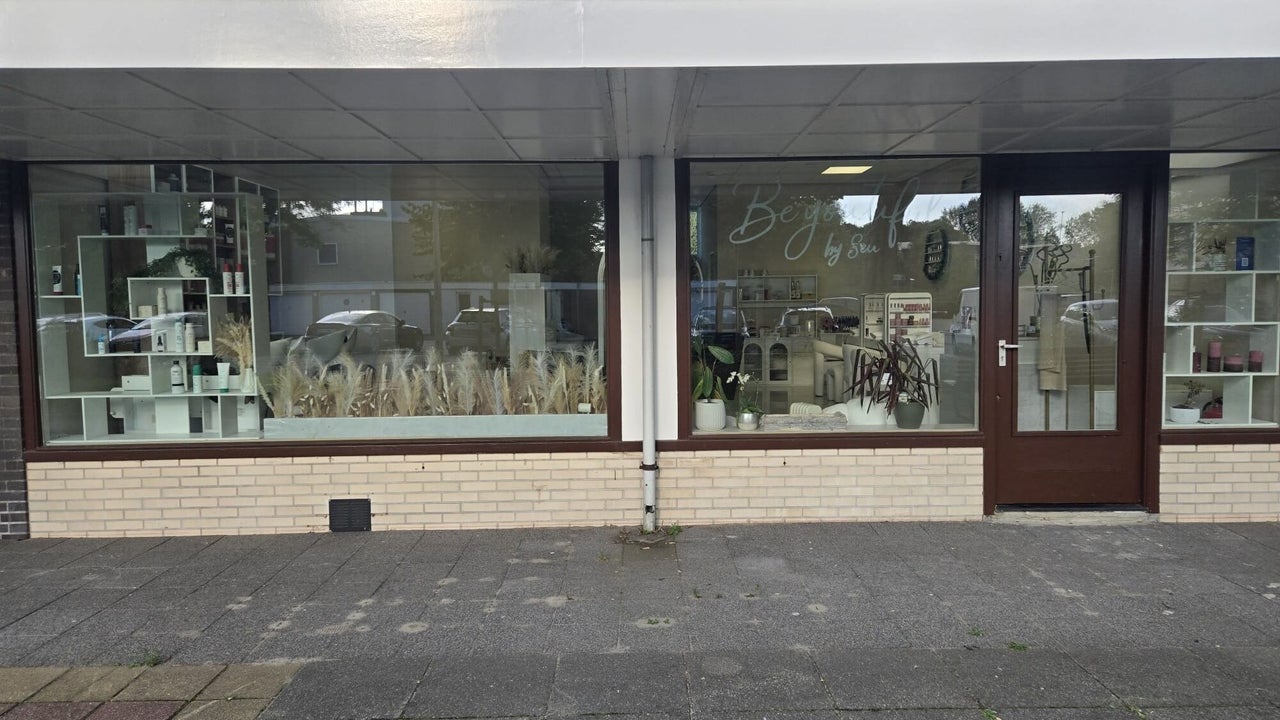 De winkelpui aan de Haverkamp met de etalage en de bruine deur